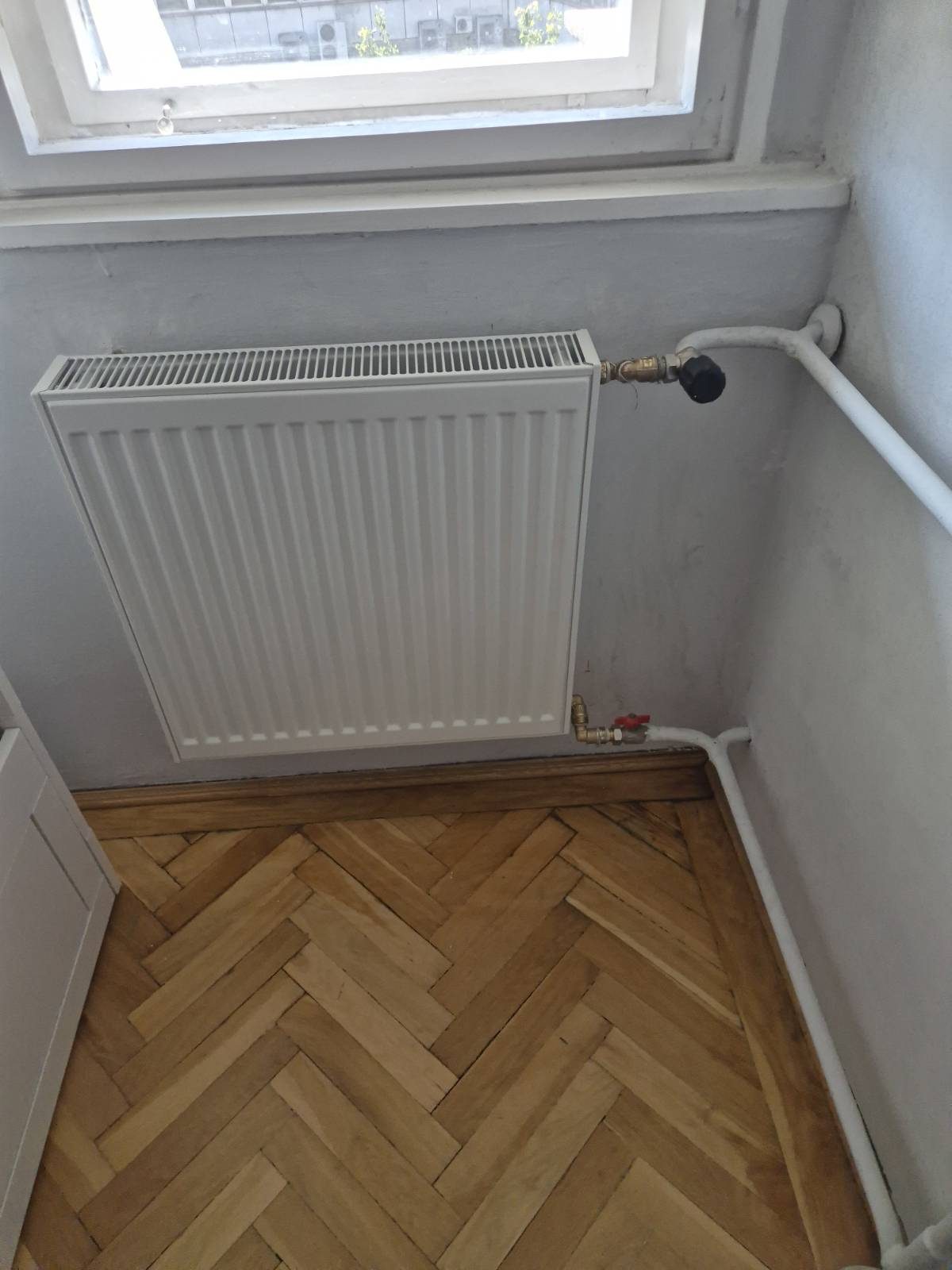 Radiátor telepítése parkettás szobában
