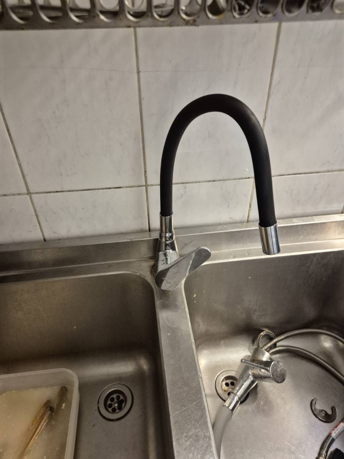 Fekete konyhai csaptelep beszerelve